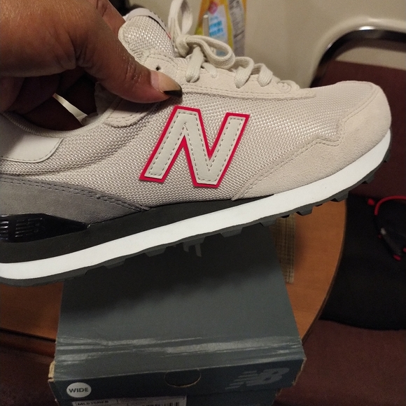 New balance - Picture 2 of 5
